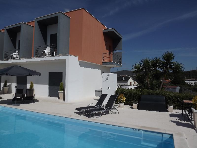 Casa Ceedina Bed And Breakfast & Beauty Batalha Exterior photo